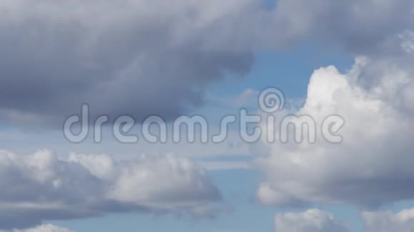 蓝天和小灰白色的绒毛云实时移动视频的预览图