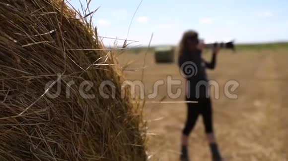 女摄影师与草堆视频的预览图