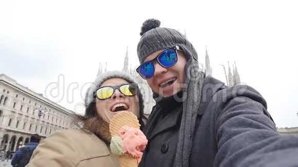 快乐情侣在米兰吃冰淇淋自拍自画像照片在意大利度假旅行寒假视频的预览图