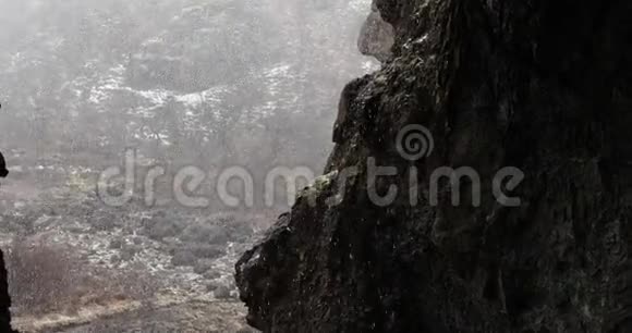 山谷里降下的雪洞穴里的避难所视频的预览图