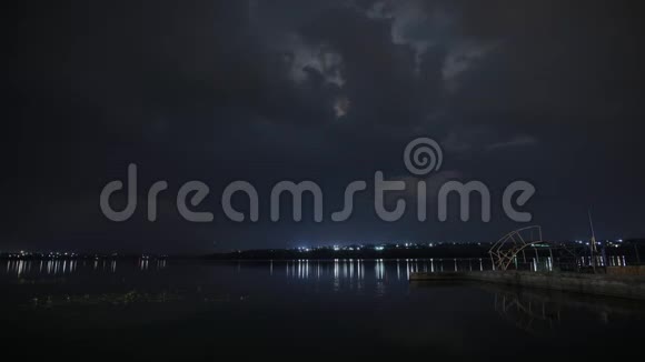 夜晚时光流逝移动的云在河流视频的预览图