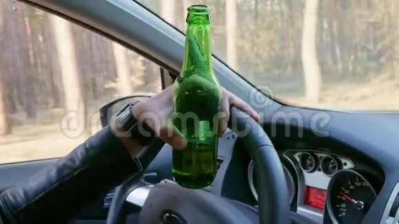 醉汉开车手里拿着一瓶啤酒视频的预览图