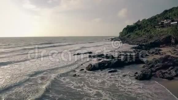 日落时分海浪在岸上撞击视频的预览图