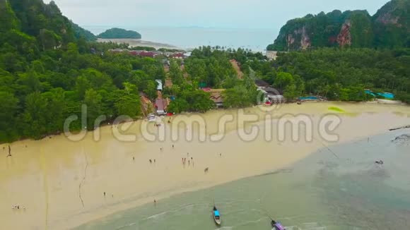 泰国Railay海滩美丽的热带岛屿的鸟瞰图视频的预览图