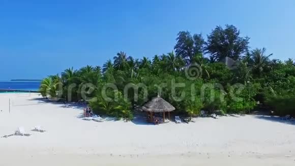 马尔代夫岛热带白沙滩鸟瞰图03视频的预览图