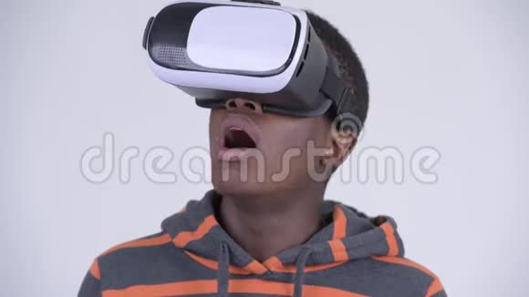 年轻英俊的非洲男人使用虚拟现实耳机的脸视频的预览图