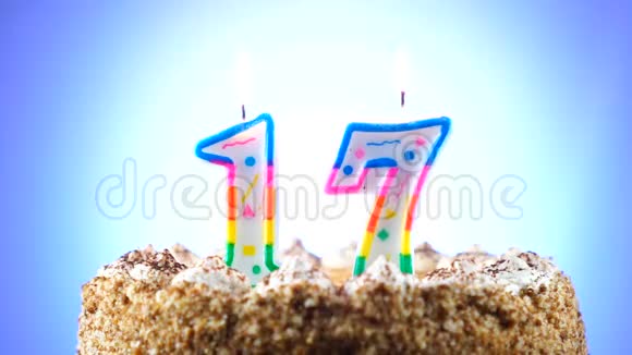 用燃烧的生日蜡烛做生日蛋糕第17号背景变化颜色视频的预览图