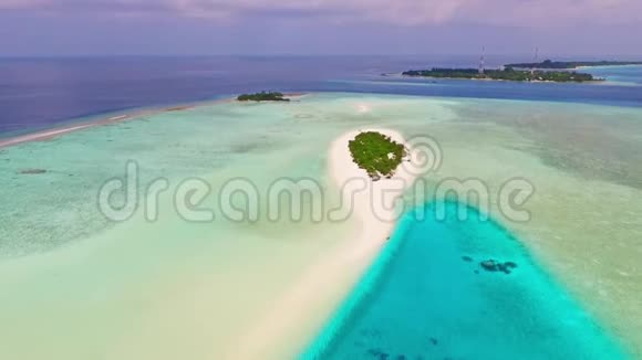 马尔代夫群岛热带海滩鸟瞰图03视频的预览图