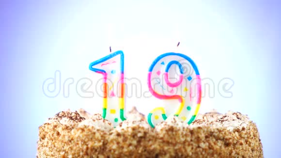 用燃烧的生日蜡烛做生日蛋糕第19号背景变化颜色视频的预览图