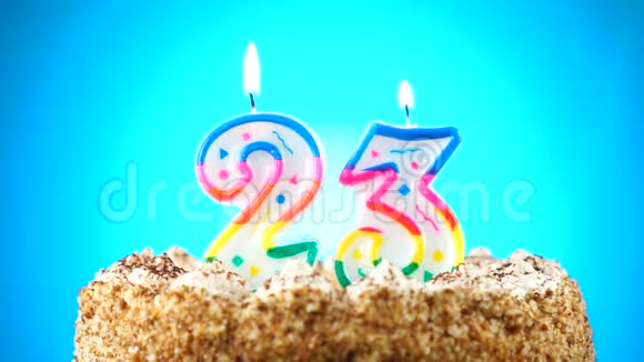用燃烧的生日蜡烛做生日蛋糕23号背景变化颜色视频的预览图
