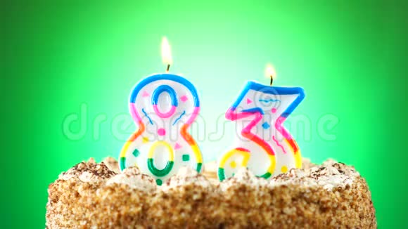 用燃烧的生日蜡烛做生日蛋糕第83号背景变化颜色视频的预览图