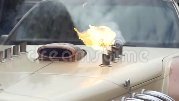 汽车的排气管着火了视频的预览图