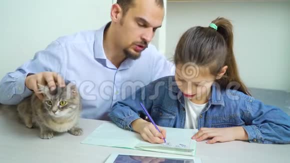单亲家庭的父女共同做家庭作业和猫视频的预览图