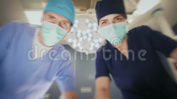 外科医生在手术后与病人交谈视频的预览图