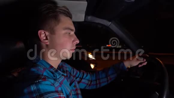 一个年轻人晚上开车司机侧视视频的预览图