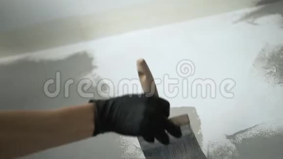 用油漆刷涂墙面的工艺视频的预览图