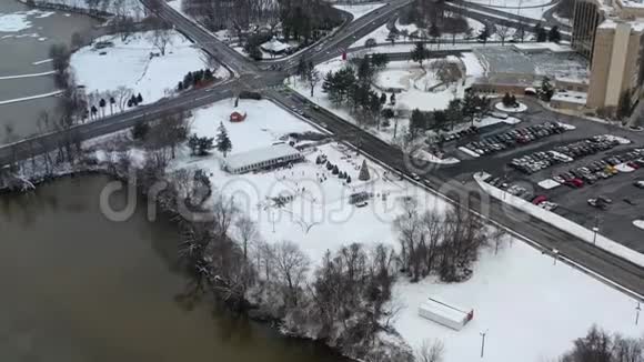 降雪后鸟瞰小镇视频的预览图