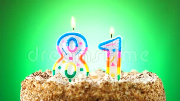 用燃烧的生日蜡烛做生日蛋糕81号背景变化颜色视频的预览图