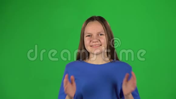 小雌性正在拍手然后竖起大拇指绿网视频的预览图