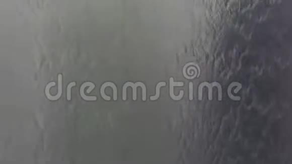 在墙上流动的水作为背景视频的预览图