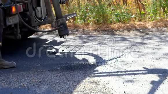 快速路面修补工序采用沥青沥青喷涂喷注机用热修补坑洞视频的预览图