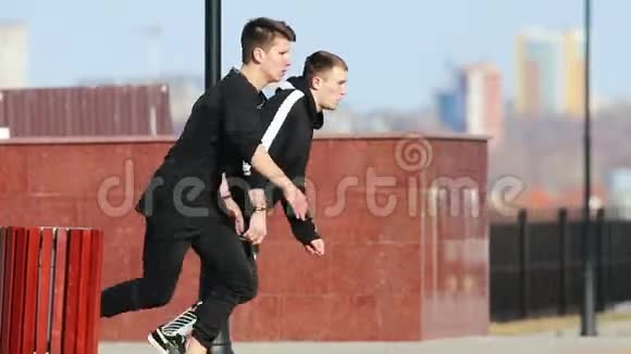 两个年轻人最后用空翻做杂技跑酷动作视频的预览图