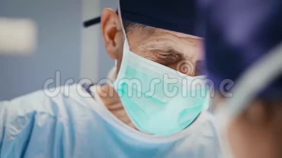 外科医生在硬手术中关闭视频的预览图