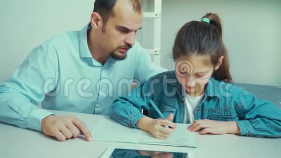 小女孩正要和严父一起做作业时哭视频的预览图