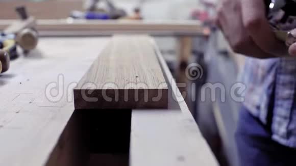 用金属胶带测量板的长度工人用木板在木板上做测量视频的预览图
