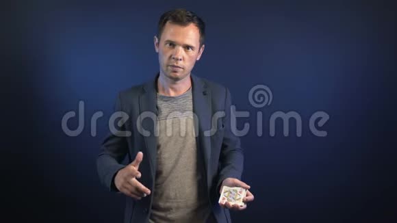 成人魔术师表演扑克牌魔术视频的预览图