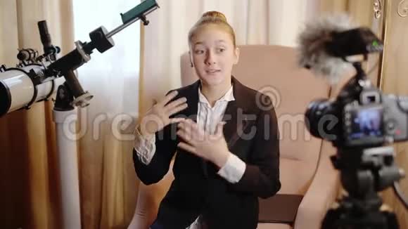 快乐的少女学生看着相机在线教学微笑的女教师教练vlogger在网上录制vlog演讲视频的预览图