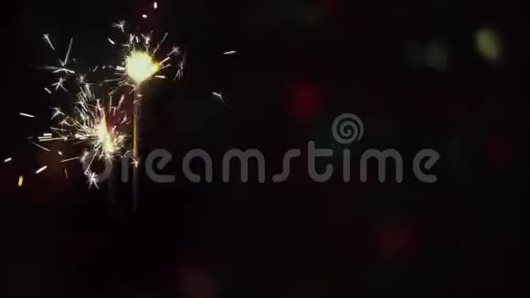 闪烁的孟加拉灯与五颜六色的波克燃烧着五颜六色的火花视频的预览图