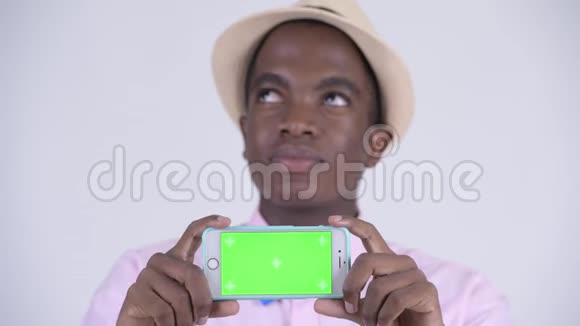 年轻快乐的非洲游客一边看手机一边思考视频的预览图
