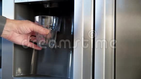 从冰箱里拿冷水的人视频的预览图