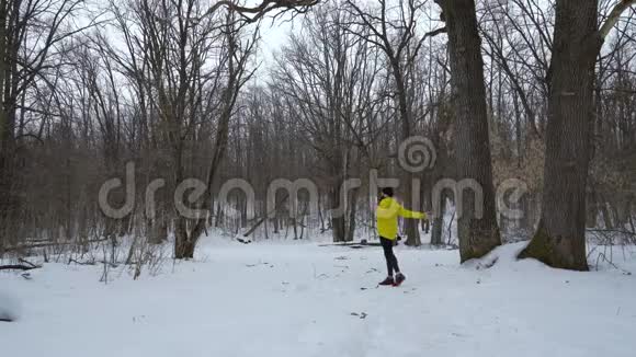 男性运动员在冬季森林降雪时热身空间自由视频的预览图