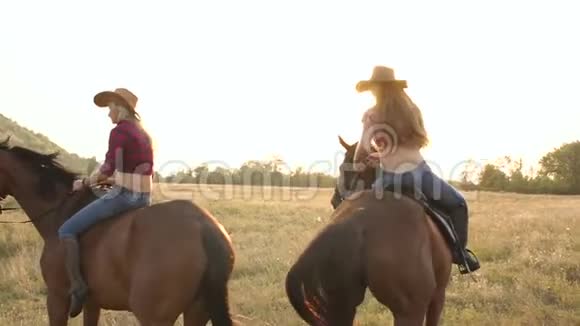 两个女孩在夏天的田野里骑着一匹麻烦的马视频的预览图