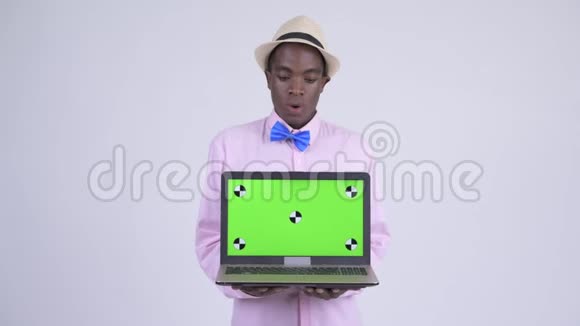 年轻快乐的非洲游客带着笔记本电脑看上去很惊讶视频的预览图