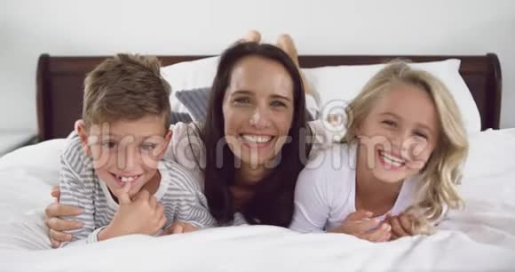 母亲在家里的卧室里和孩子们玩耍视频的预览图