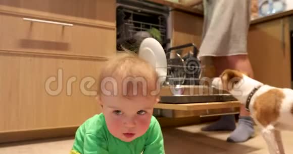 宝宝和妈妈把盘子放进洗碗机里视频的预览图