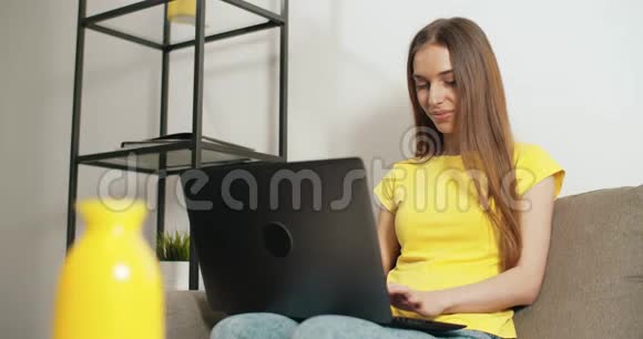 自由职业者妇女在笔记本电脑上工作视频的预览图