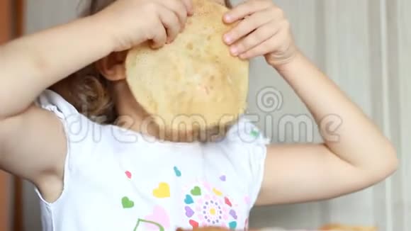 小女孩吃煎饼孩子吃早餐视频的预览图