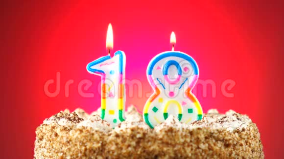 用燃烧的生日蜡烛做生日蛋糕第18号背景变化颜色视频的预览图