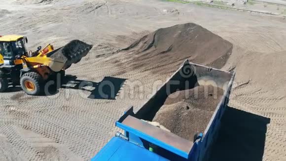 带桶的拖拉机装载有沙子和橡胶的机器视频的预览图