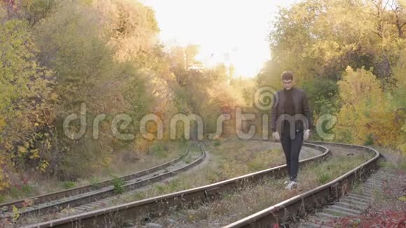 一个人在森林里上火车视频的预览图