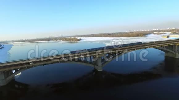 冬季乘坐桥上铁路的无人机视图etro列车公路交通视频的预览图
