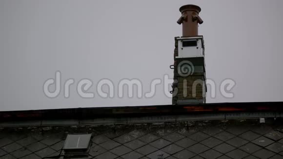 柏林雷雨时屋顶上有一场烟囱大雨视频的预览图