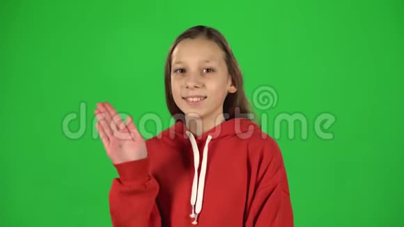 可爱的女孩正用手打招呼视频的预览图