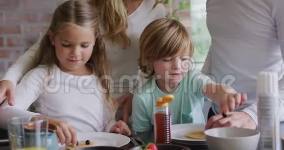 家庭在舒适的家中的餐桌上装饰食物视频的预览图