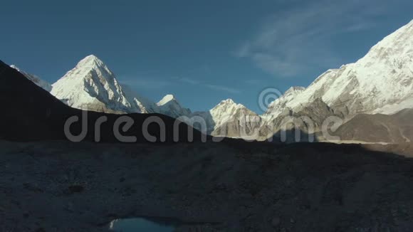 普莫里灵特伦Khumbutse和Nuptse山脉喜马拉雅山尼泊尔鸟瞰图视频的预览图