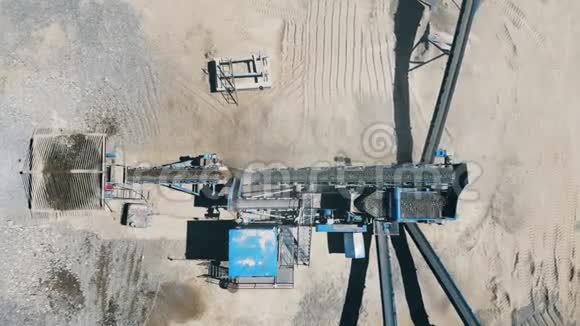 大型破碎机与碎石在一个采石场工作把它移动在一条线上采矿工业设备视频的预览图